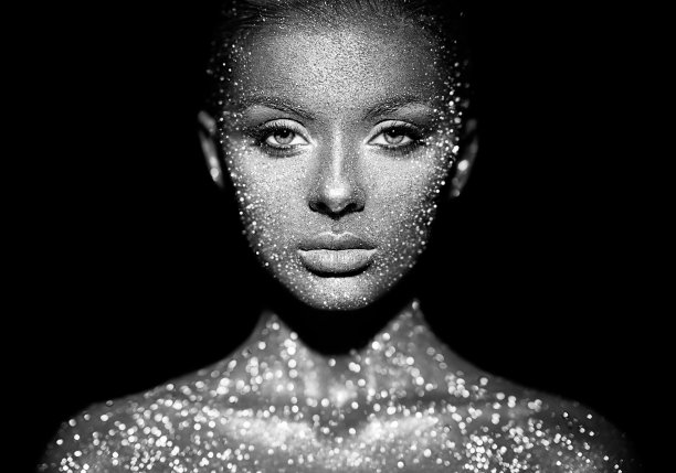 漂亮女人的肖像，脸上闪闪发光图片下载