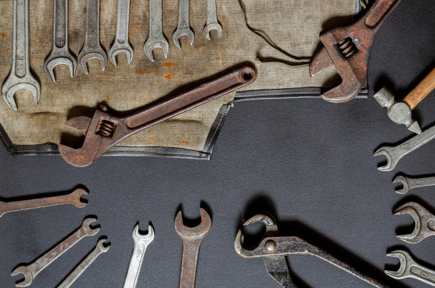 石头背景上古老的工具。顶部视图与复制空间。平躺图片下载