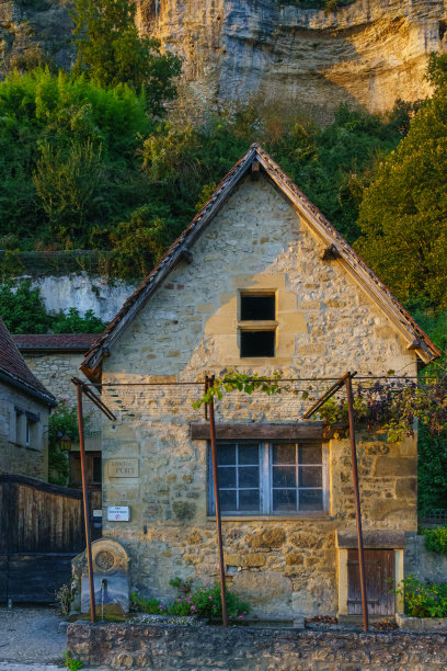 法国美丽的贝纳克和卡泽纳克村庄的街道图片下载