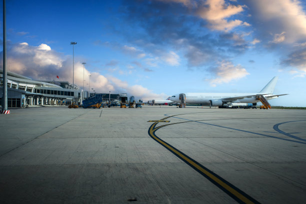 日落时机场候机楼的飞机图片下载