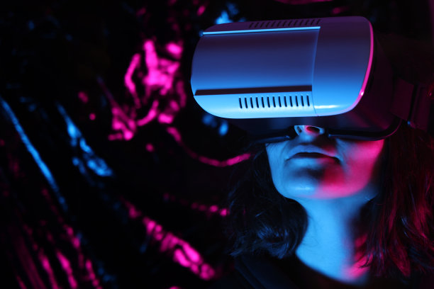 戴着虚拟现实眼镜的女人图片下载