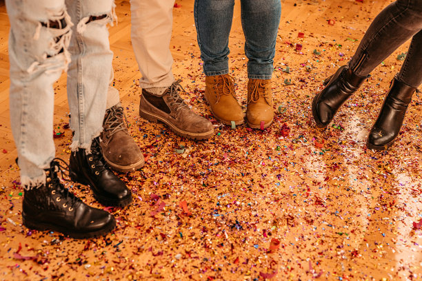派对上的人脚踩满了五彩纸屑图片下载