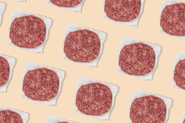 汉堡肉饼在色彩鲜艳的背景上磨碎的牛肉用于烧烤图片下载