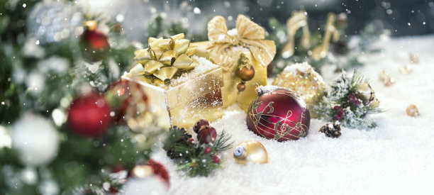 音乐圣诞节与礼物和小玩意在一个雪红的散景背景图片下载