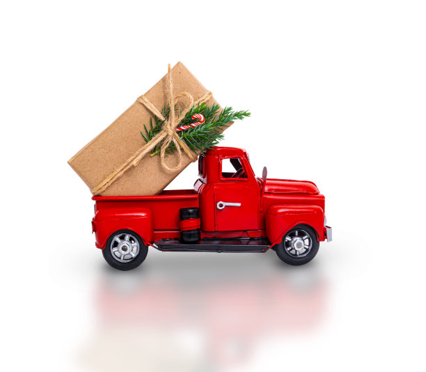 孤立的红色汽车与圣诞礼物上的白色背景图片下载
