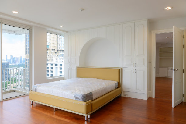 带阳台的空卧室图片下载