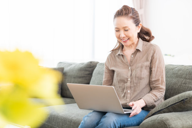 使用笔记本电脑的老年女性图片下载