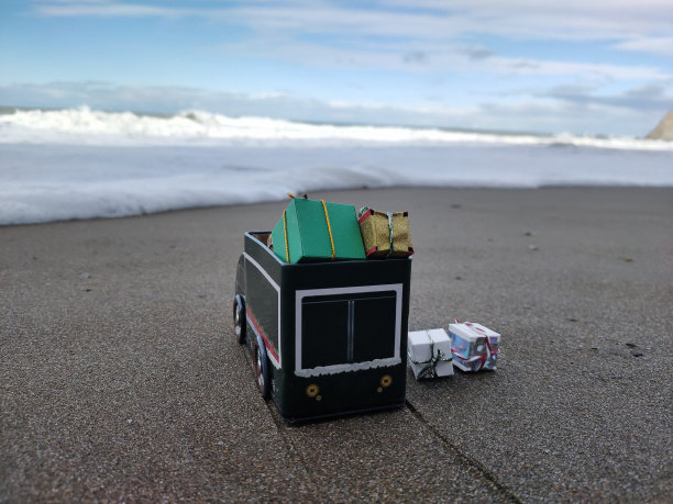 卡车与礼物的背景上的海洋图片下载