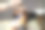 在美容院，男理发师用梳子和手把女人的头发分成几部分。图片下载