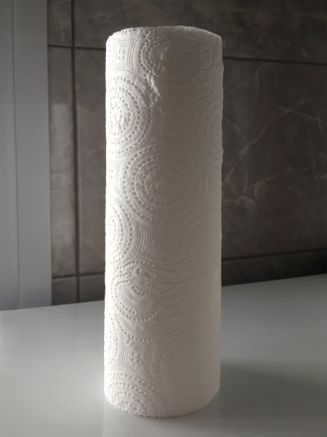 纸巾放在厨房柜台上图片下载