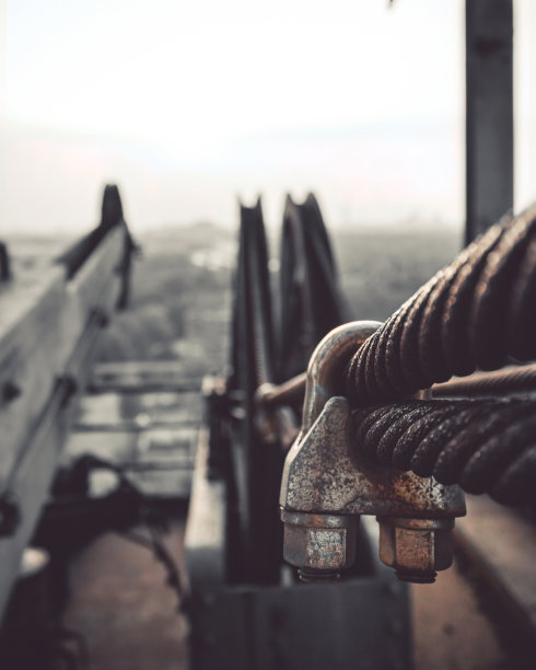 工业中陈旧生锈的钢缆图片下载