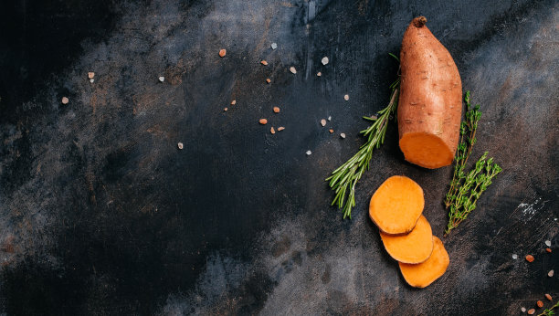 红薯。素食的食物成分。生红薯或薯片。放置文本，俯视图图片下载