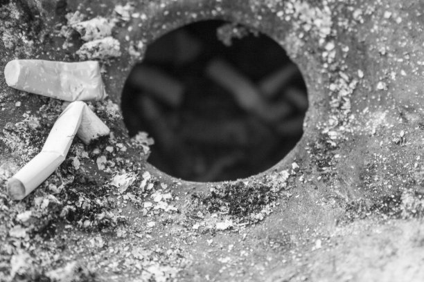 烟灰缸香烟图片下载