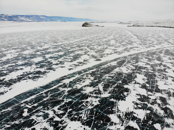 从空中看冬季结冰的贝加尔湖。汽车在结冰的路上行驶图片下载