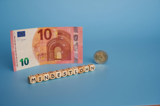 骰子上写着:最低工资(德语:mindestlohn)。对德国政为工人争取公平报酬的主题的贡献。12欧元最低工资。孤立的蓝色。图片下载