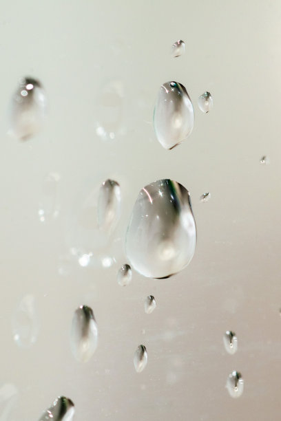 玻璃表面水滴的特写图片下载
