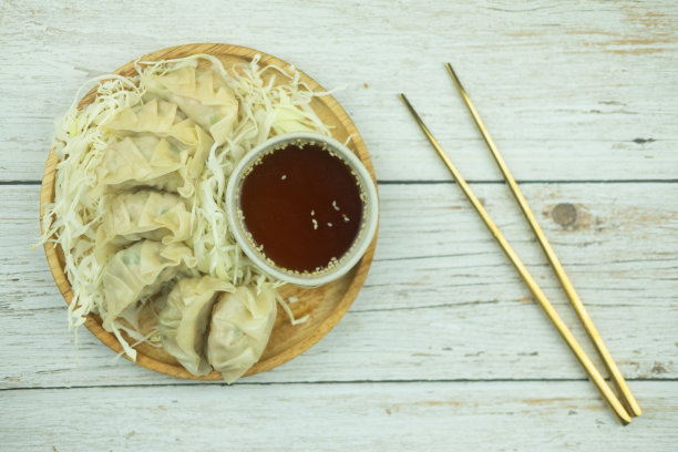 木制的日式煎饺，配酱油的小吃。俯视图图片下载