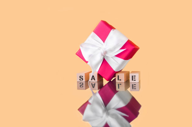 红色礼品盒与白色蝴蝶结在金色背景作为概念清仓销售和礼物关闭和复制空间…图片下载