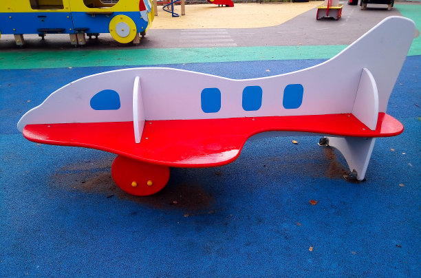 秋天的一天，儿童游乐场上的木制飞机图片下载