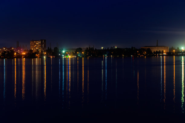 乌克兰第聂伯河和第聂伯市的夜景图片下载