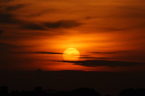 当层层云彩将日出变成神秘的升起图片下载