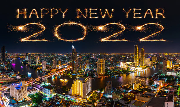 2022年，泰国曼谷晚上湄南河上燃放新年烟花图片下载