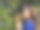 一个美丽的少女，手里拿着一颗成熟的红枣，痴痴地望着远方。一个十几岁的女孩站在一棵结满成熟果实的酸枣树旁。健康饮食的概念图片下载