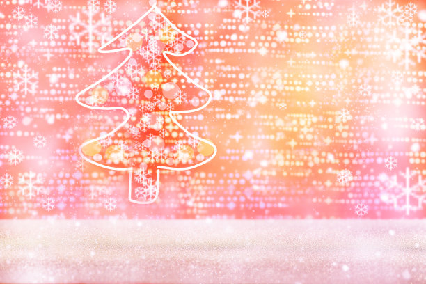 粉红色的散焦背景与圣诞装饰和一棵彩绘圣诞树图片下载