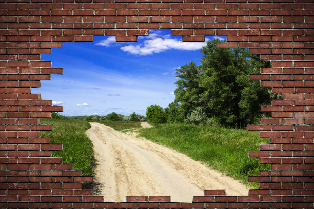 道路后面有打孔的红砖墙，自由解放的理念图片下载