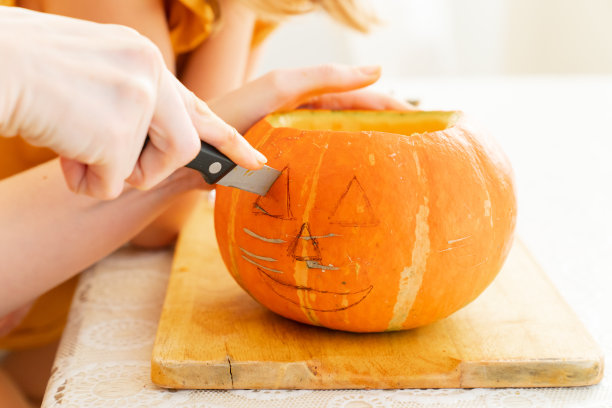 手把万圣节的南瓜雕刻成灯笼。图片下载