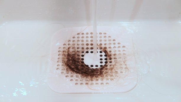 把长头发放在硅胶防护网里，用来排掉浴缸或水槽里的水图片下载
