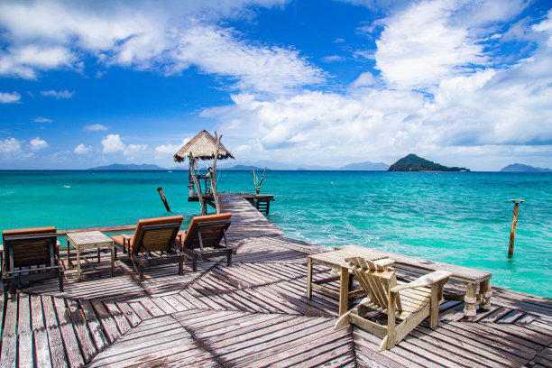 木制海滩酒吧在海和小屋在码头上的koh Mak岛，泰国特叻图片下载