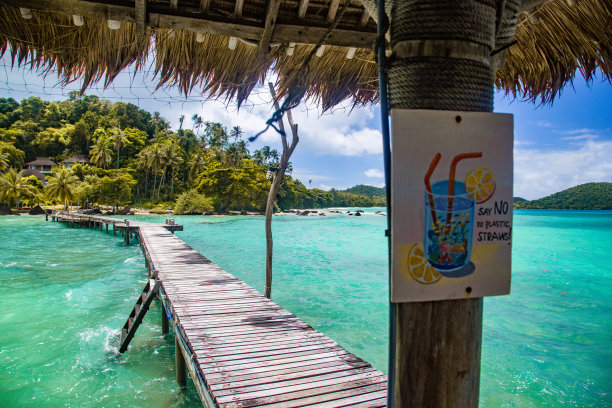 木制海滩酒吧在海和小屋在码头上的koh Mak岛，泰国特叻图片下载