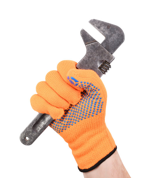 工人手握一个活动扳手隔离在白色背景-剪切路径。工人手戴手套。图片下载