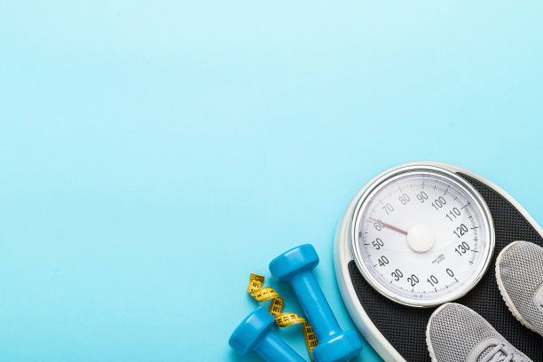 减肥和锻炼的概念与复制空间图片下载