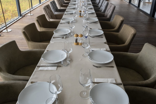 餐桌上的设置图片下载