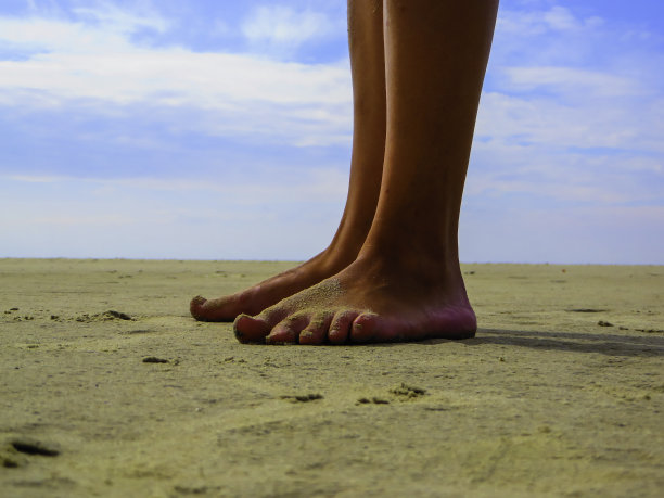 赤足海滩与地平线图片下载