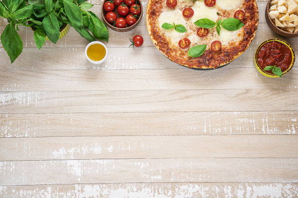 轻木桌上的玛格丽塔披萨的顶楼视图图片下载