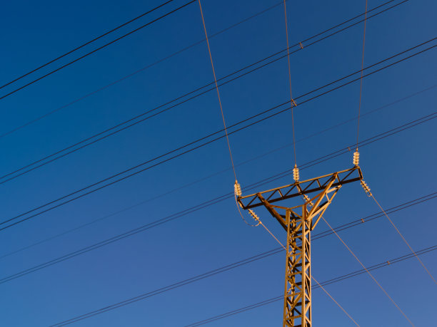 电塔高压线构图日落蓝天图片下载