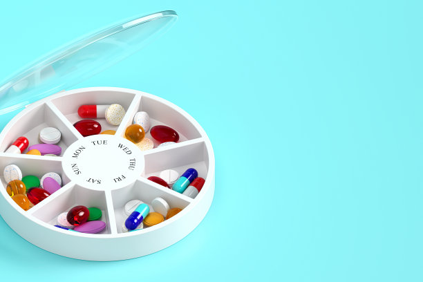 圆形的药盒里装着不同的药片和维生素，可以用一个星期。药物组织者。3 d渲染。图片下载
