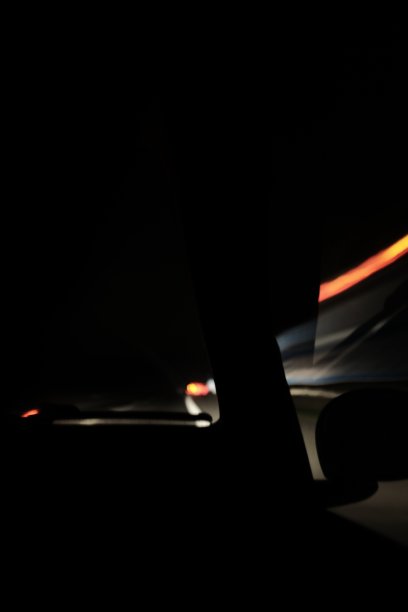 黑色的穆迪从一辆汽车的挡风玻璃上射了进来，上面有浅色的条纹和复制空间图片下载