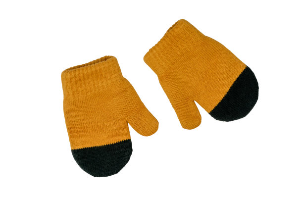 一双手套。黄色橙色针织婴儿手套隔离在白色背景图片下载