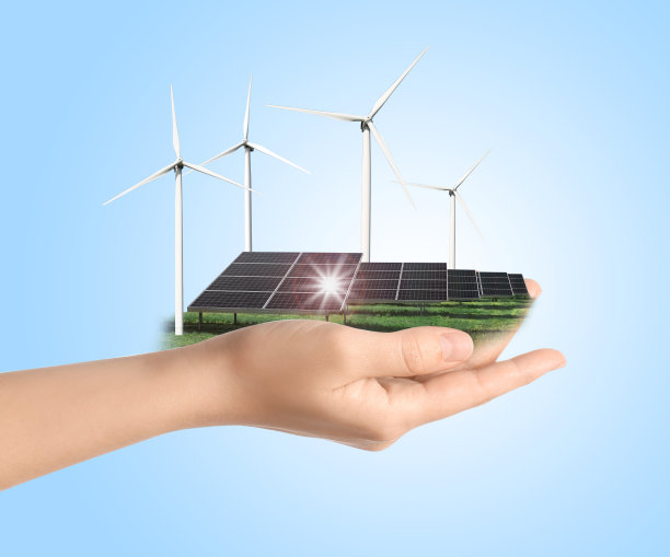 女子展示太阳能电池板和风力涡轮机在浅蓝色背景，特写。替代能源图片下载