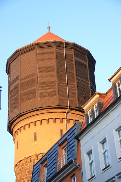 萨克森包岑镇傍晚阳光下的水塔图片下载