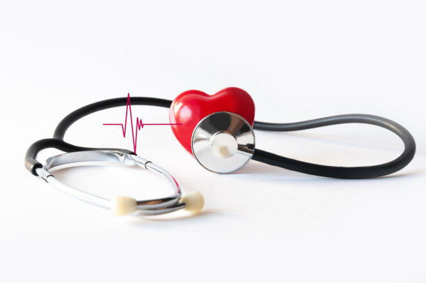 用声腔内窥镜模拟一个人的心脏，并在白色背景的特写照片上放一块心电图碎片。心脏病医学检查或心脏病检查的概念图像。图片下载