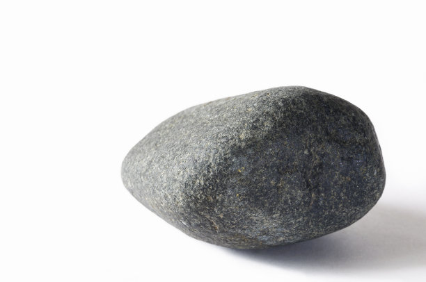 白色背景下深灰色的石头。图片下载