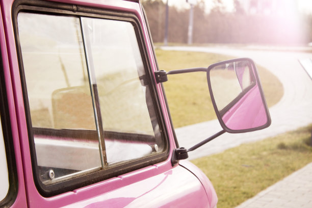 粉色巴士，侧镜，浪漫小轿车图片下载