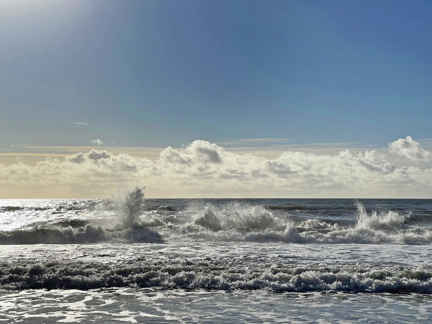 英国多塞特郡伯恩茅斯海岸线上的惊涛骇浪图片下载