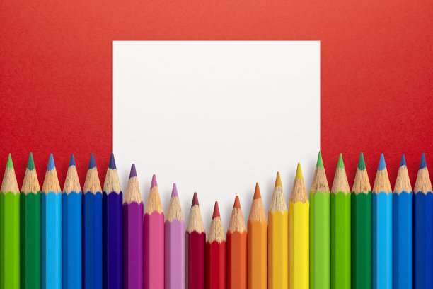 纸笔记和铅笔在红色水平背景图片下载