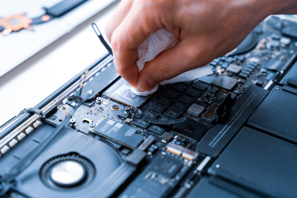 电脑修理的人。电脑技术服务与笔记本电脑硬件背景。维修工程师的支持。电子技术发展理念。图片下载